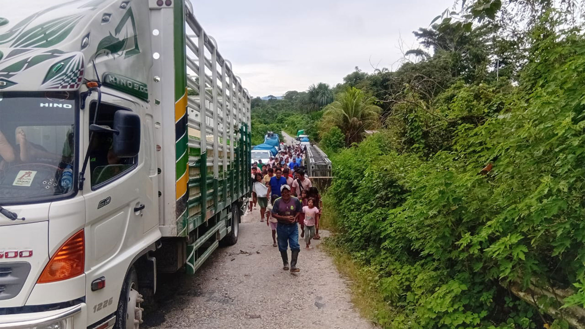 Pobladores caminan por la vía Saramiriza–Bagua durante el bloqueo, en protesta por la inacción a más de un año del derrame de hidrocarburos.