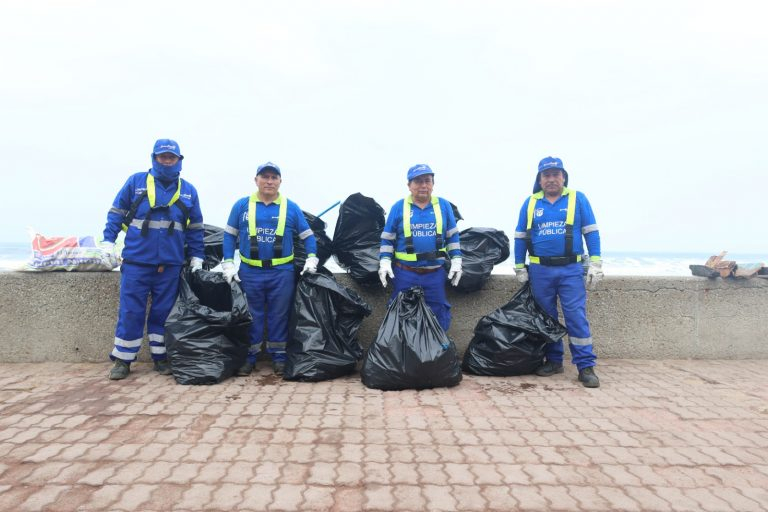 Trabajadores y voluntarios se sumaron para limpiar zonas afectadas