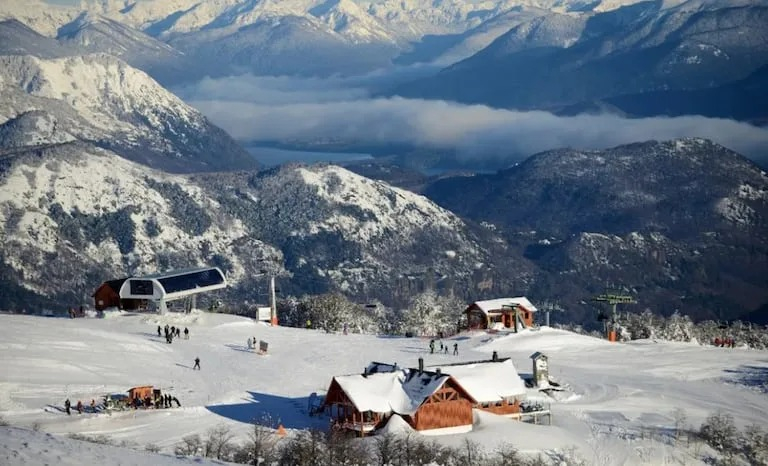 Chapelco es uno de los destinos turísticos más cruciales de Argentina. Foto: aeropuertochapelco.com
