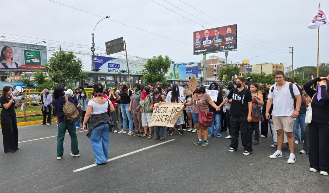 Estudiantes se movilizan contra el aumento de costos en la educación superior. Foto: LR.