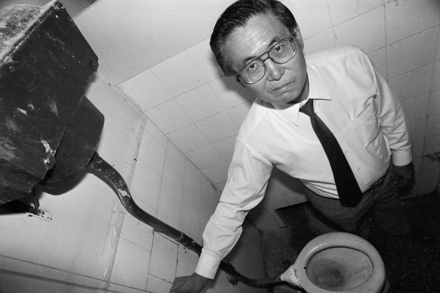 Alberto Fujimori durante una inspección a un colegio. CARETAS publicó la foto con este titular: “Solo se le pide que acierte”. Año: 1991. Foto: Sergio Urday.