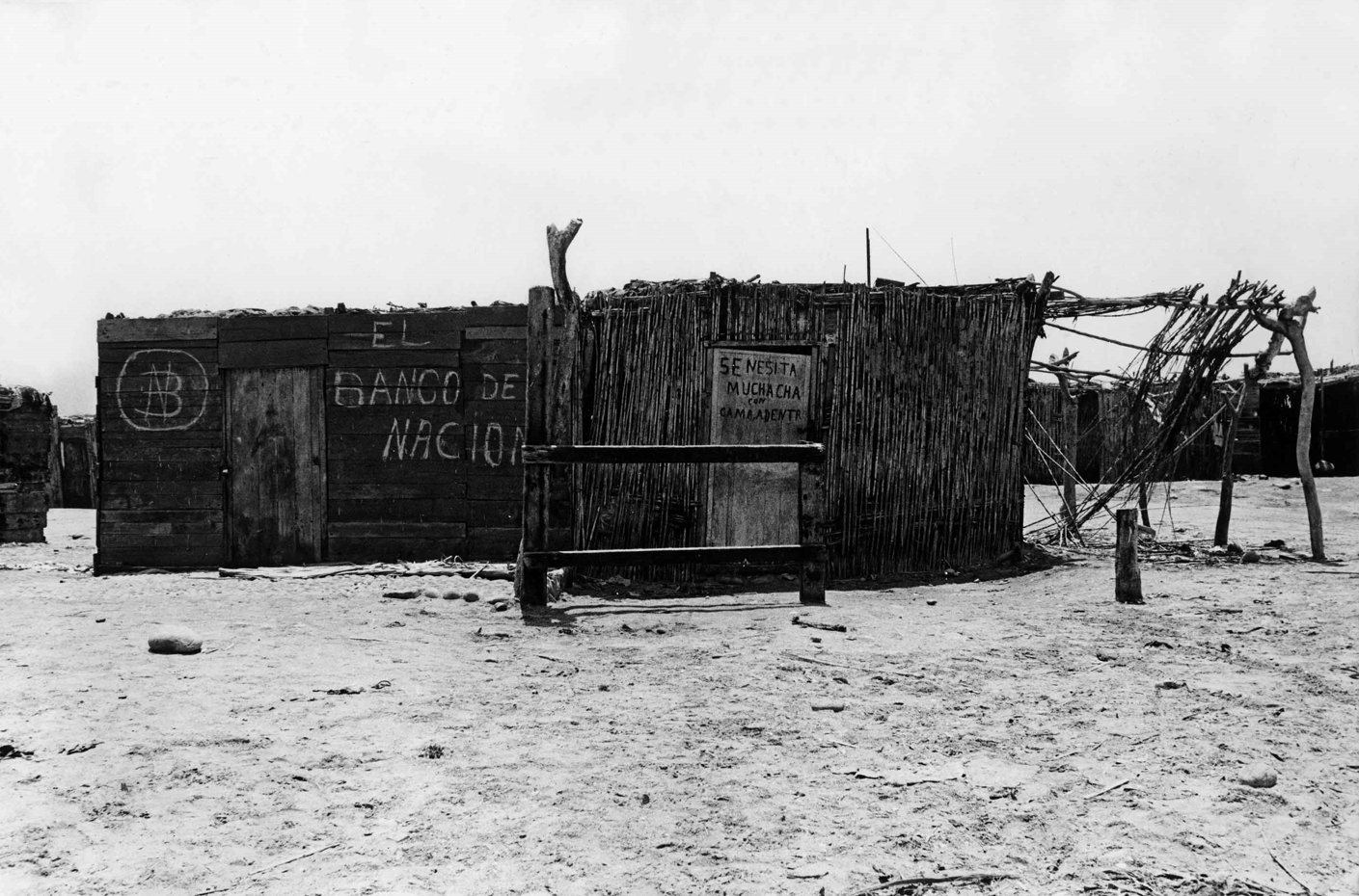 Sucursal del Banco de la Nación en la Bahía de Paracas. Año: 1980 . Foto: Daphne Dougall de Zileri.