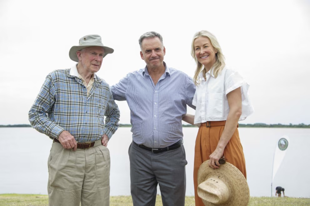El multimillonario estadounidense Gilbert Butler realizó la donación de islas en una ceremonia oficial encabezada por el presidente Yamandú Orsi. Foto: Presidencia de Uruguay