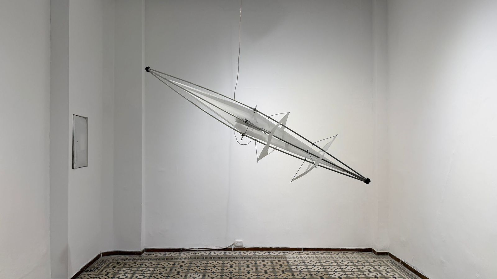 La pieza del artista boliviano Iván Cáceres parece activar una energía suspendida, una forma de tránsito entre materia y memoria. Imagen: Difusión