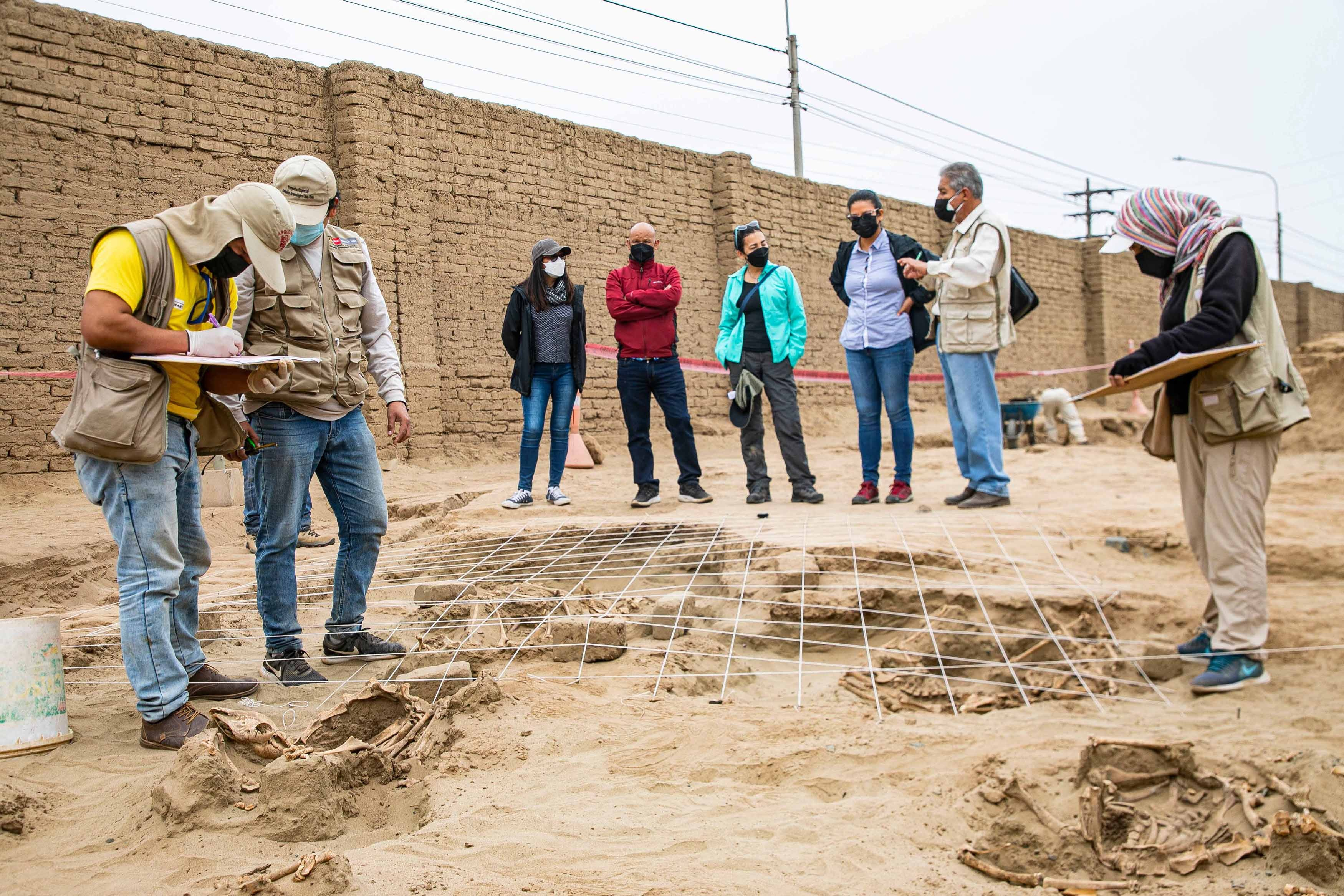 La escultura de madera hallada alude a un personaje que aparece como cargador de andas. Foto: Gobierno del Perú