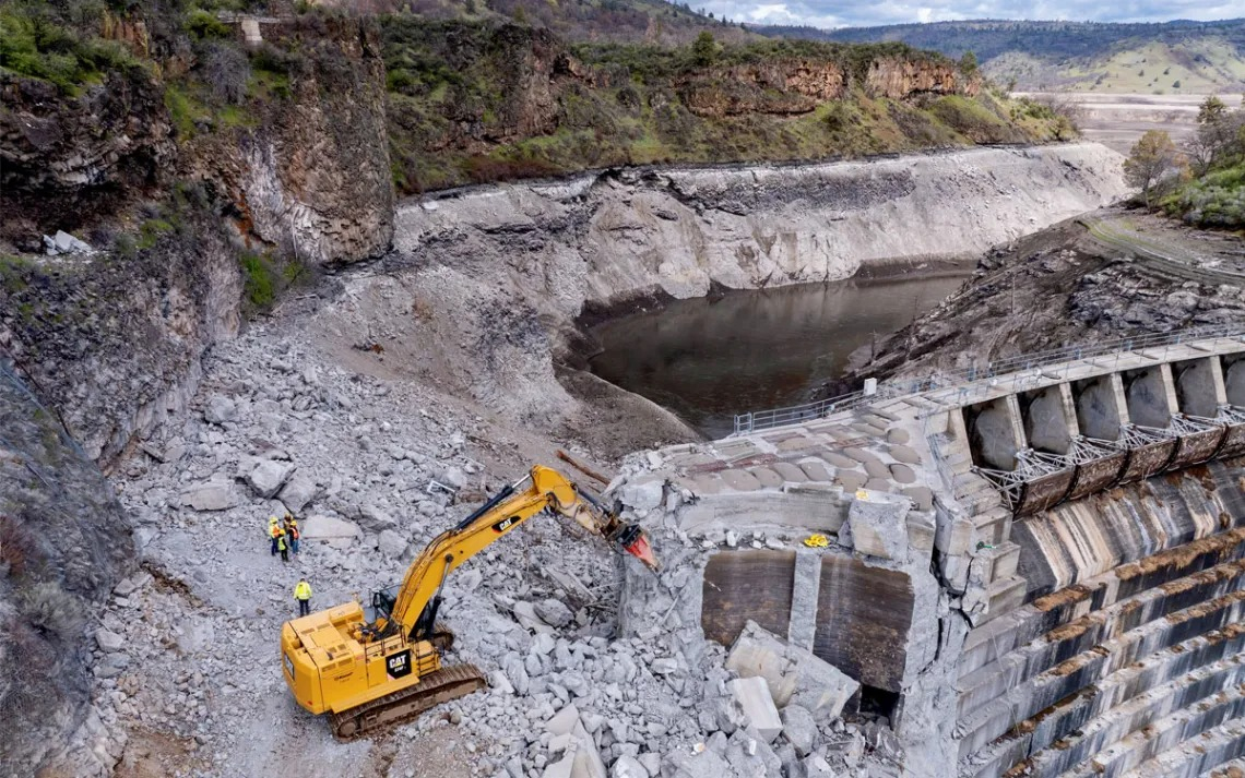 Maquinas destruye represa en el río Klamath
