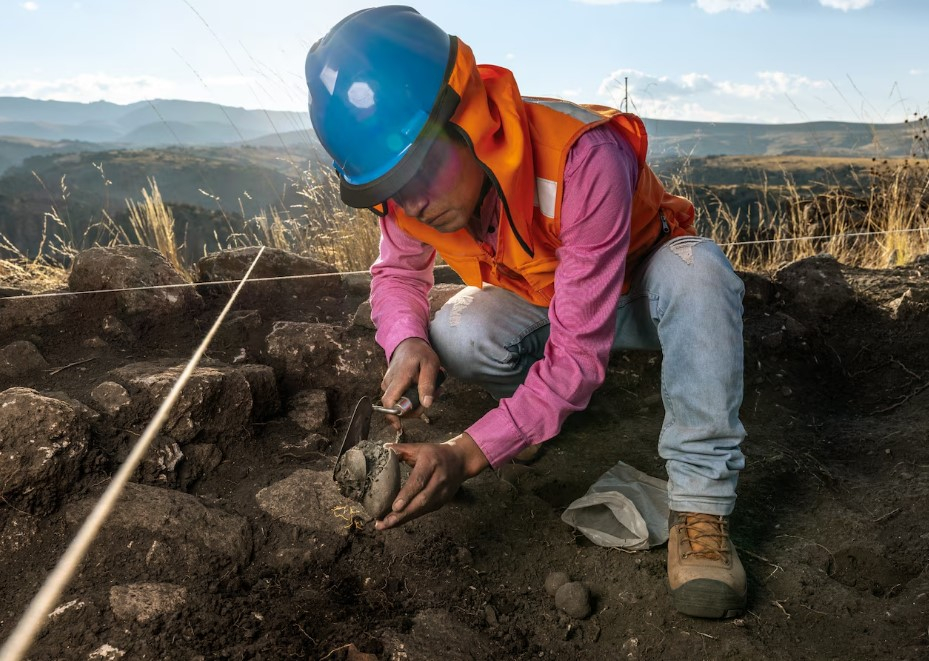 John Chaucca, arqueólogo del Ministerio de Cultura del Perú, estudia una pieza de cerámica en T’aqrachullo. Foto: National Geographic