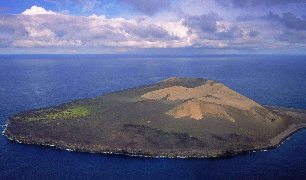La isla de Surtsey revela hoy un paisaje volcánico accidentado, moldeado por la erosión y la colonización natural a lo largo de décadas. Foto: Wikimedia