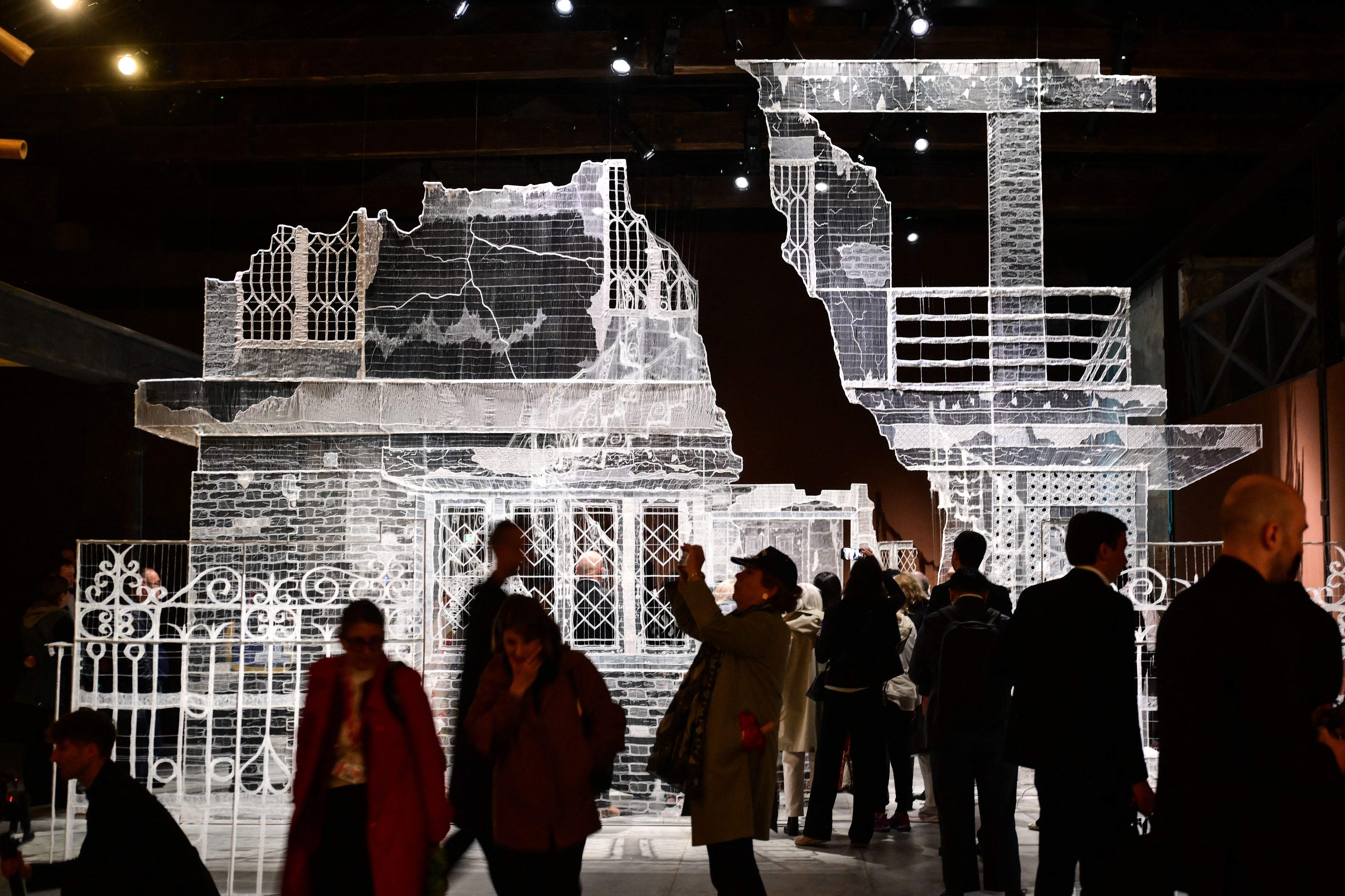 Un visitante observa «Permanent Address», de la artista india Sumakshi Singh, en el pabellón de la India, durante la preinauguración de la 61.ª Bienal de Arte de Venecia, el 6 de mayo de 2026. Foto: AFP.