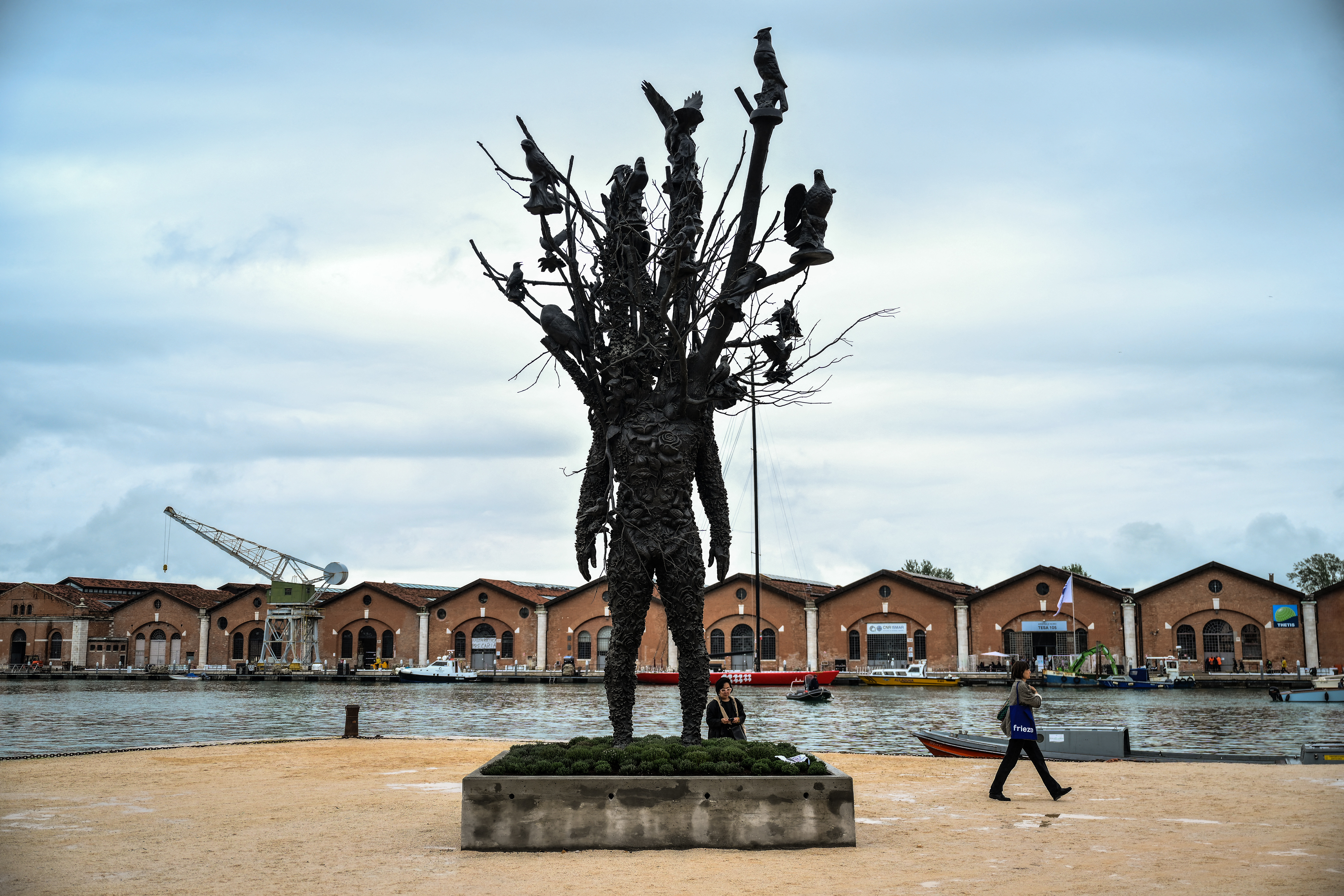 «Amalgam», del artista estadounidense Nick Cave, durante la preinauguración de la 61.ª Bienal de Arte de Venecia, el 6 de mayo de 2026. Foto: AFP.