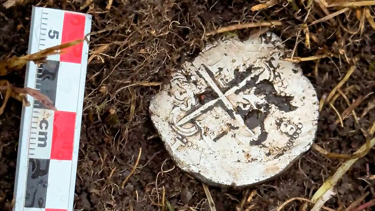 La moneda de plata del siglo XVI fue encontrada en los cimientos de una iglesia chilena. Foto: National Geographic