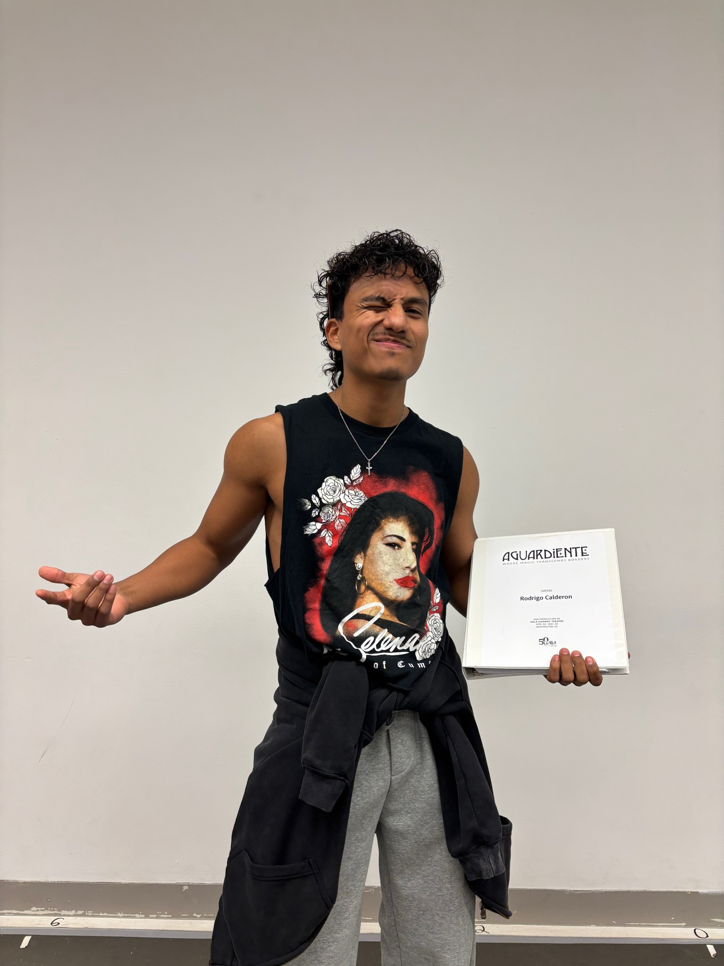 Actualmente, el artista se une al elenco de 'Aguardiente: The Musical' en el GALA Hispanic Theatre, consolidando su presencia en el teatro musical estadounidense.