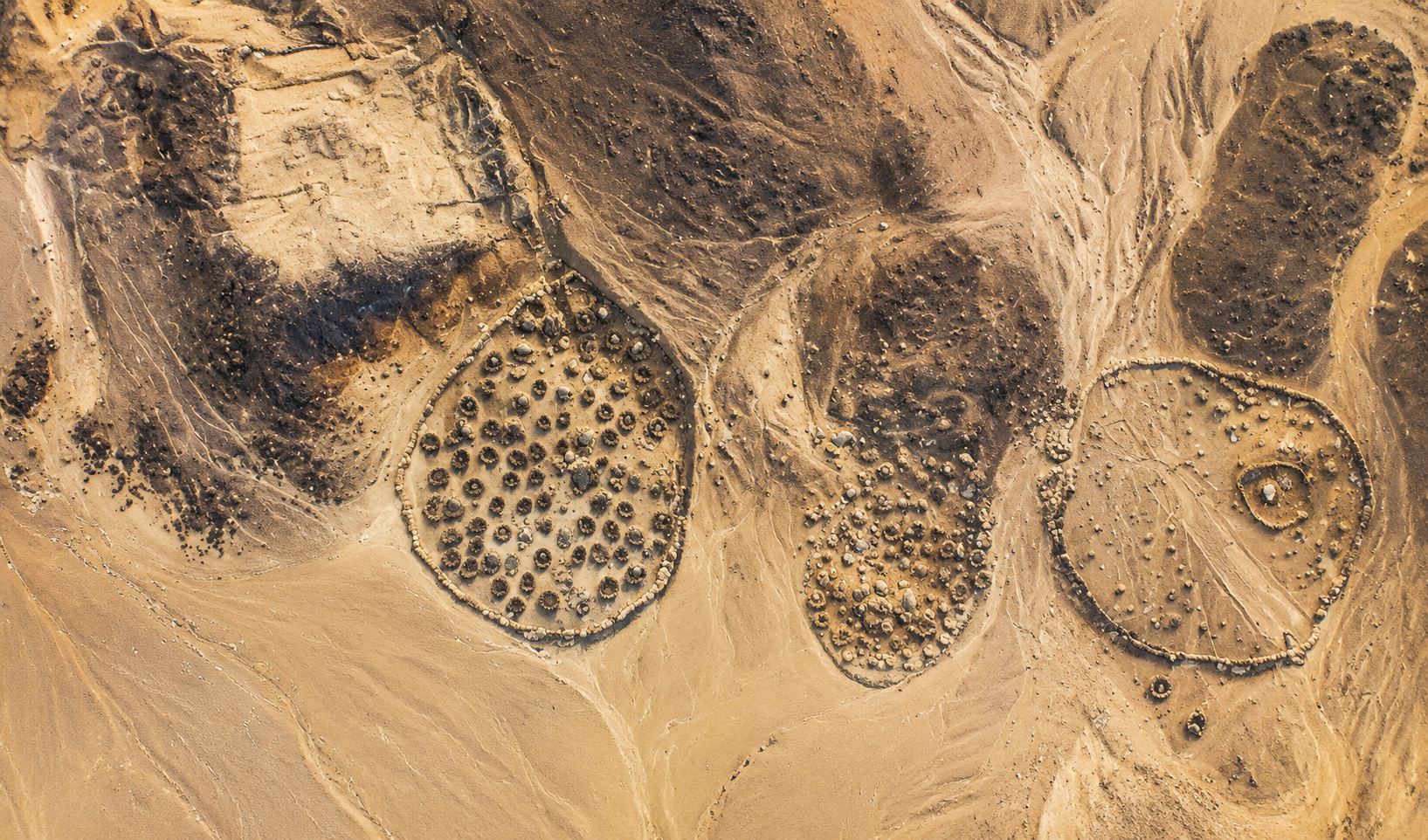 Las denominadas “Atbai Enclosure Burials” fueron localizadas en el desierto de Atbai. Foto: National Geographic/mejorada con IA