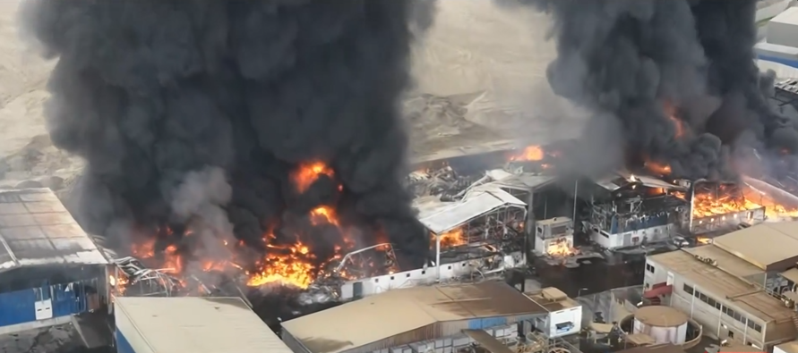 Autoridades despliegan unidades de bomberos ante incendio en fábrica