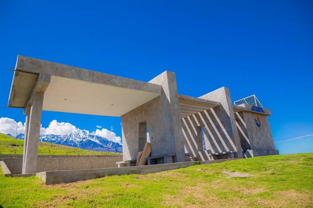 El mirador cuenta con áreas de descanso, arcos ornamentales y esculturas de cóndores. Foto: Gobierno Regional de Apurímac