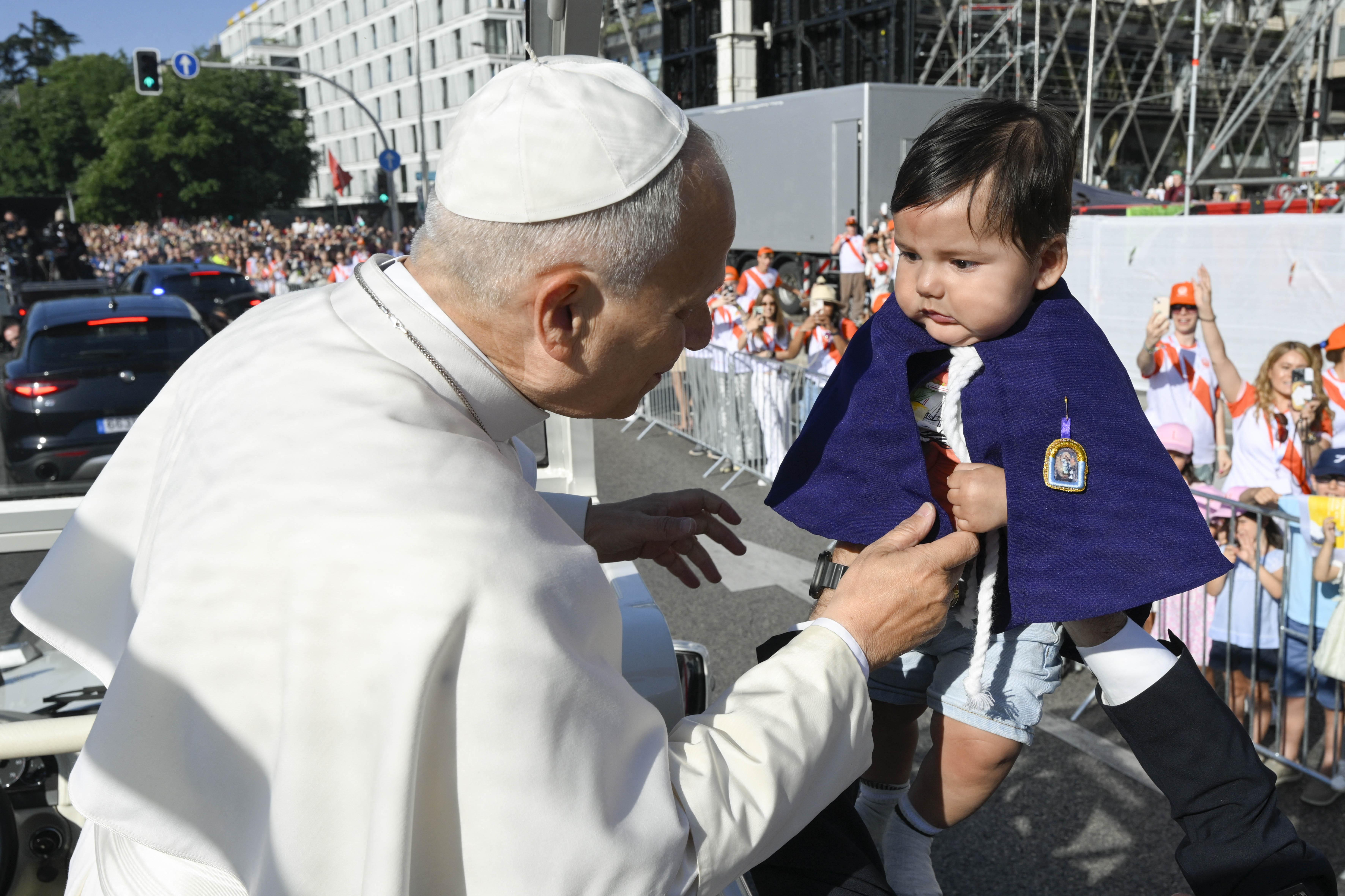El papa bendijo a varios bebés durante su recorrido hacia Cibeles, en Madrid