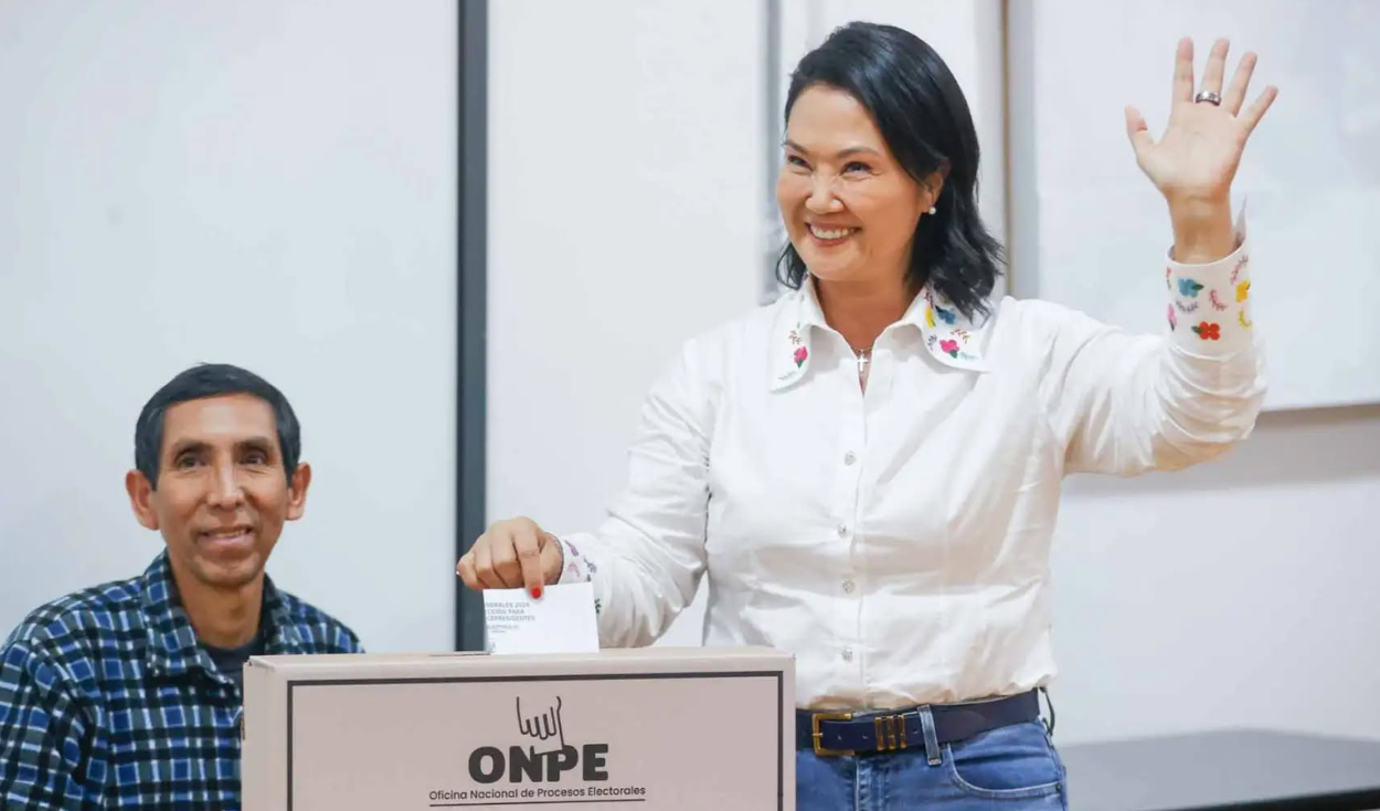 Keiko Fujimori tras ejercer su derecho al sufragio. Keiko Fujimori tras ejercer su derecho al sufragio.