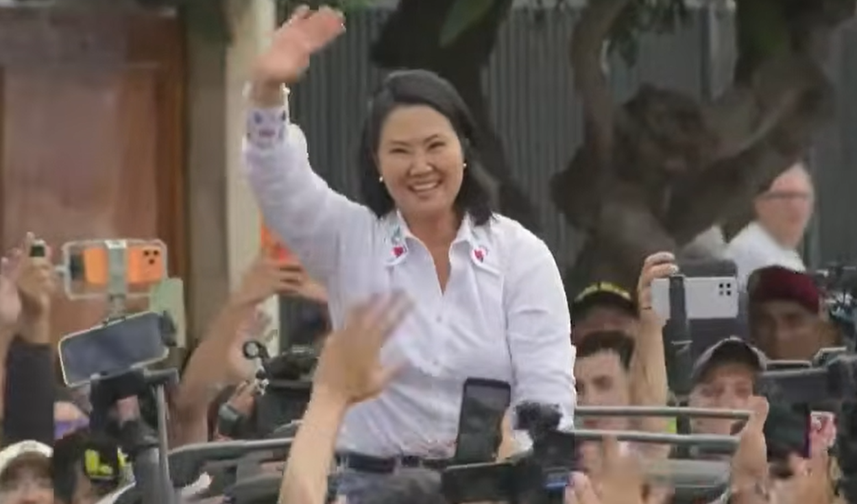 Keiko Fujimori saludando antes de retirarse. Foto: TV Perú