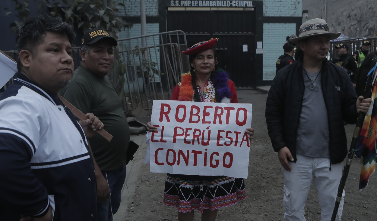 Simpatizantes brindan apoyo al líder de Juntos por el Perú fuera del local.