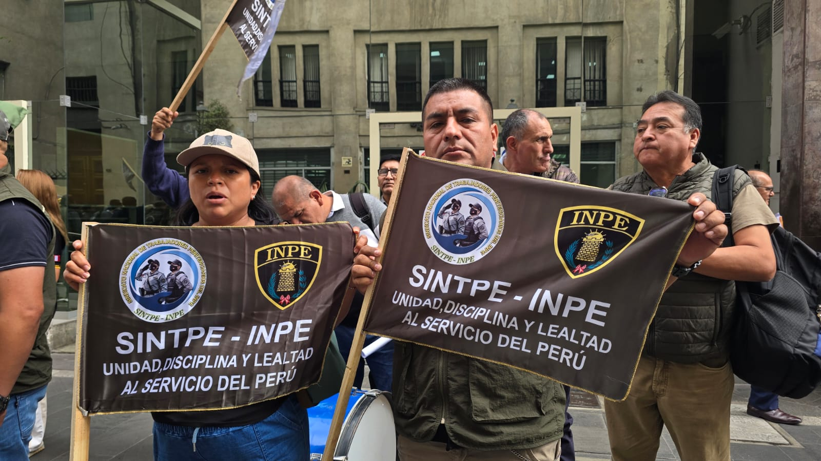 Sindicatos del INPE exigen cumplimiento de acuerdos laborales y denuncian condiciones precarias en sistema penitenciario