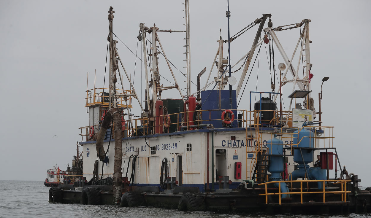 Una chata utilizada para la recepción y transferencia de pescado opera frente a la costa de Paracas. Este tipo de infraestructura forma parte de la cadena logística de la pesca industrial. Foto: Marco Cotrina / La República.