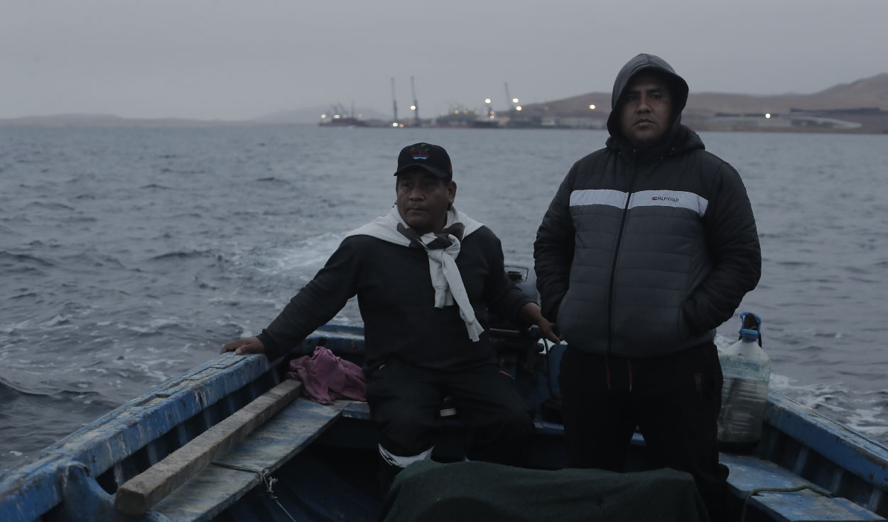 Pescadores artesanales de Paracas parten al mar antes del amanecer. El sector sostiene que cada vez debe recorrer mayores distancias para encontrar recursos pesqueros. Foto: Marco Cotrina / La República.
