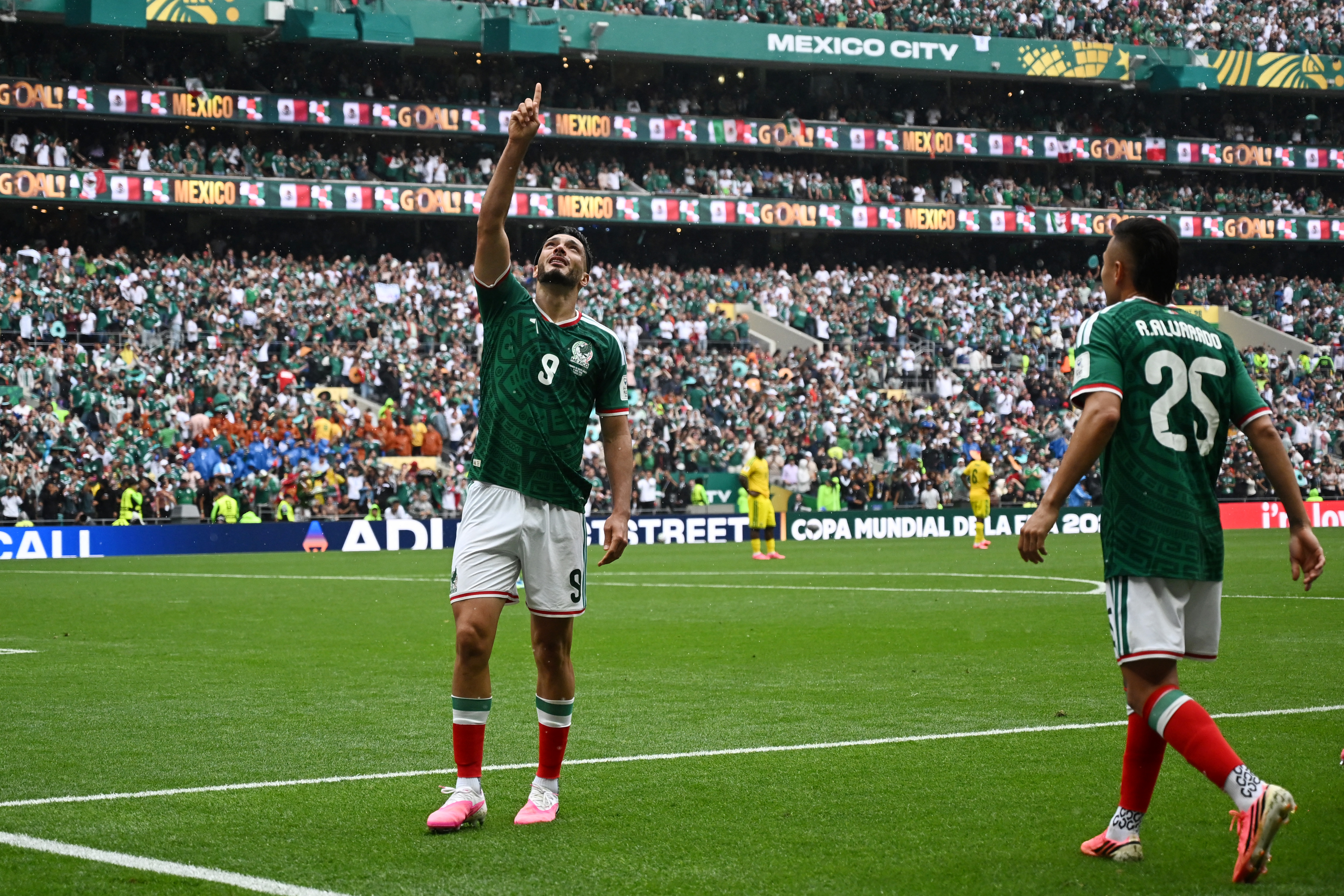 Raúl Jiménez celebra el segundo gol. Foto: AFP.