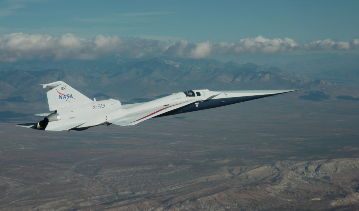 El avión de investigación supersónico silencioso X-59 de la NASA sobrevuela el desierto de Mojave en California el 14 de abril de 2026. Foto: NASA