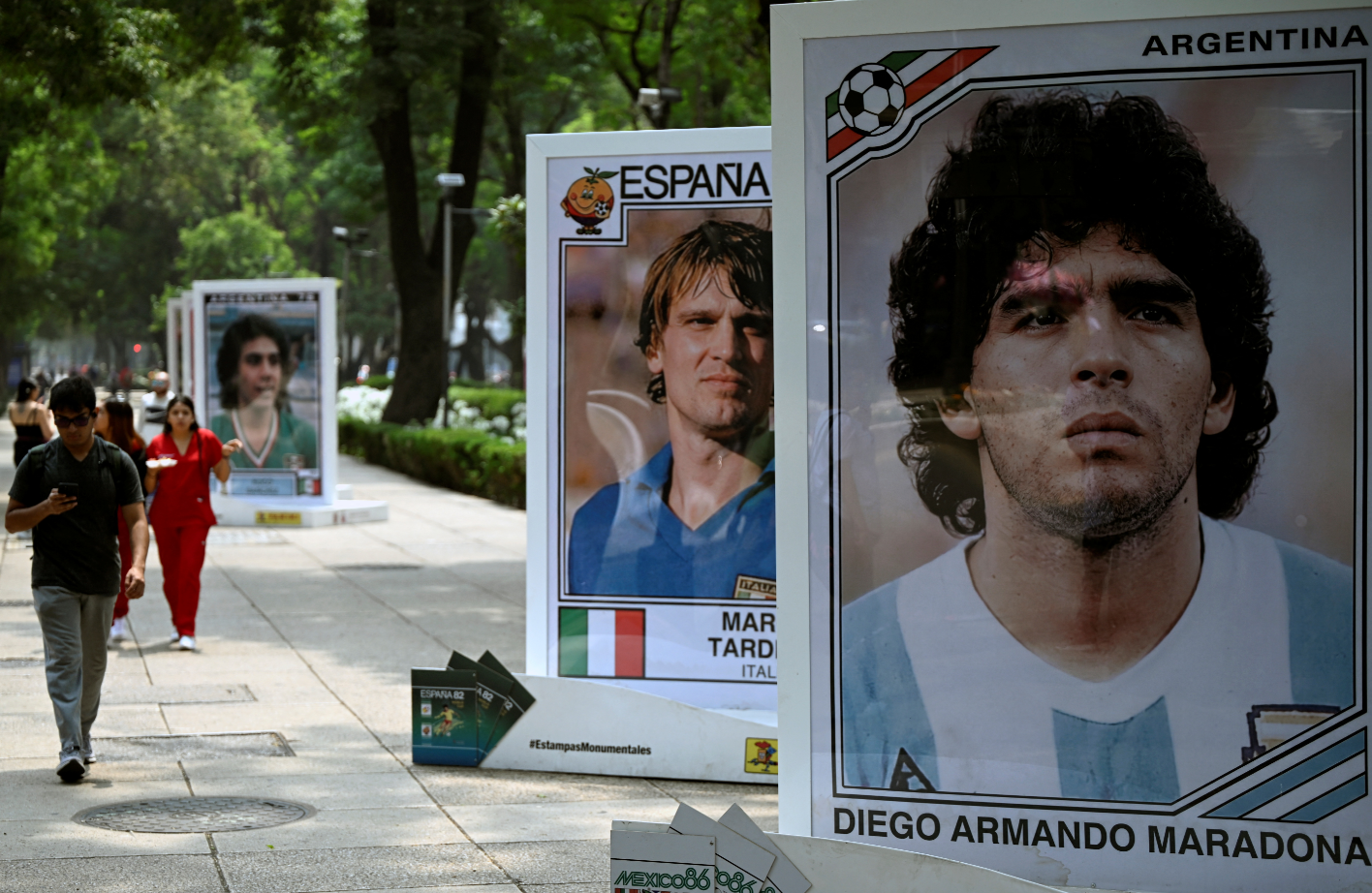Exposición Álbum Panini en la avenida Reforma de la Ciudad de México.Realizada en mayo, un mes antes del Mundial de Fútbol 2026. Foto: AFP.