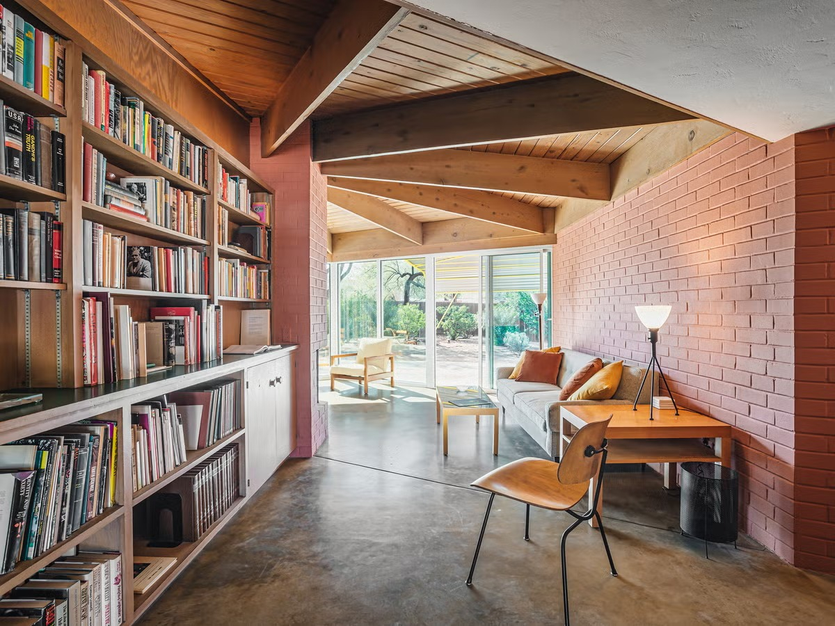 la vivienda presenta innovaciones como superficies acristaladas y paneles móviles para regular la temperatura, muy adelantadas a su época.