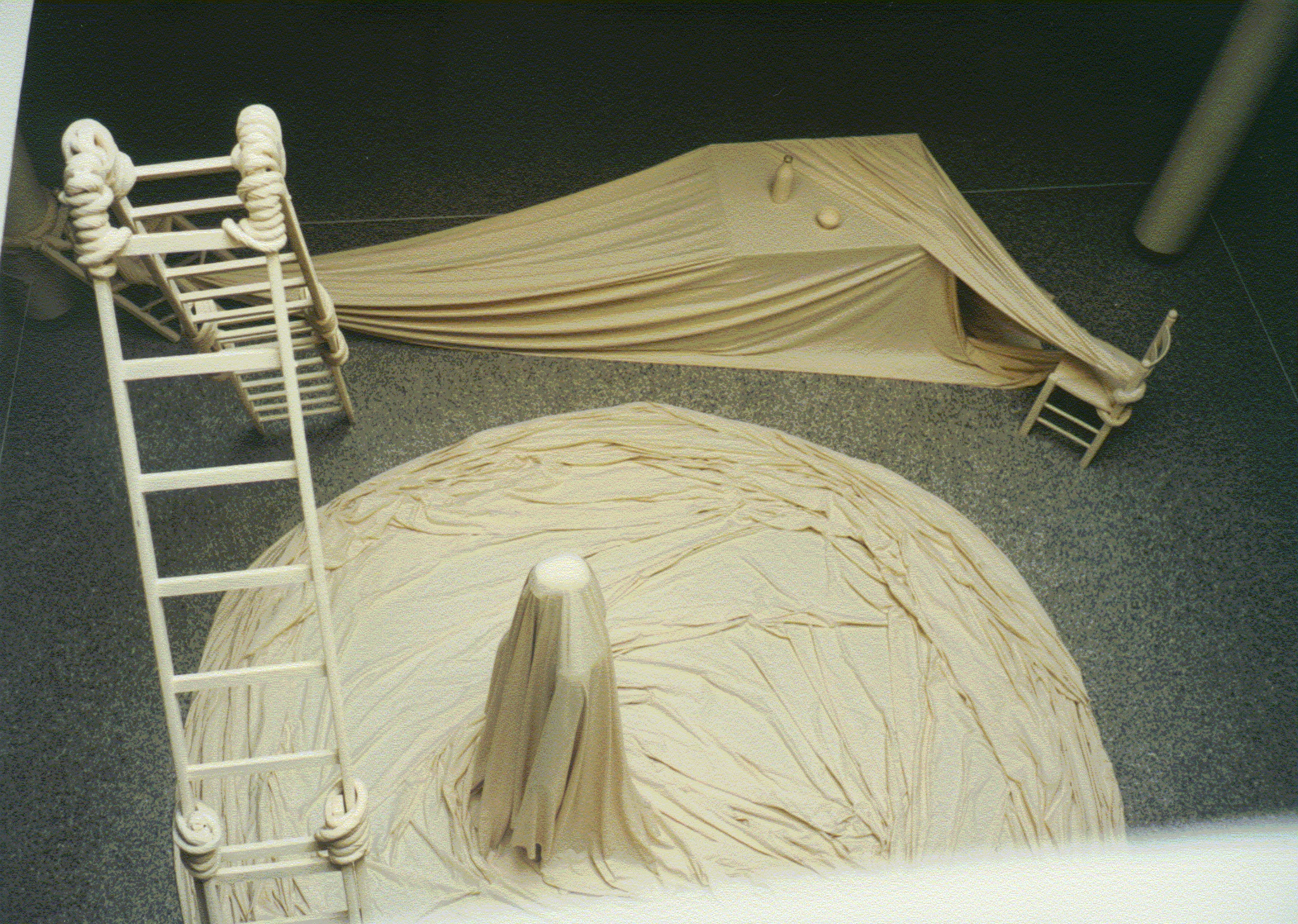 Instalación. “La Scala Infinita”. Galería Lorenzelli, 1998. Imagen: Difusión.