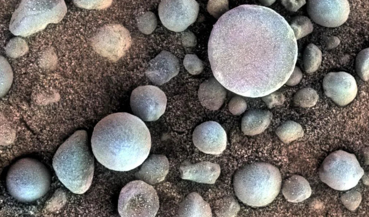 El rover Opportunity encontró pequeñas esferas de hematita, cuya formación requiere agua líquida. Foto: NASA/JPL-Caltech/Cornell/USGS