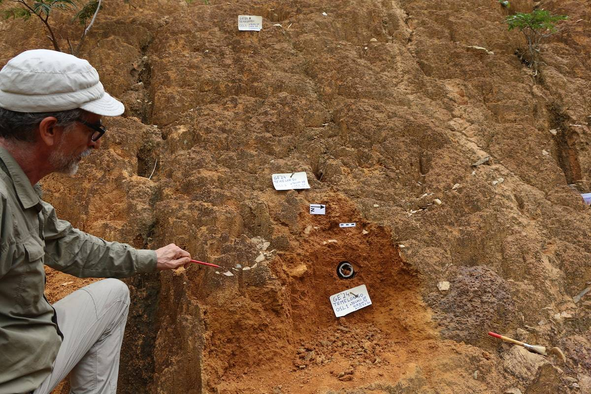 El investigador Antonio Rosas durante una de las expediciones antropológicas en Guinea Ecuatorial. Foto: CSIC
