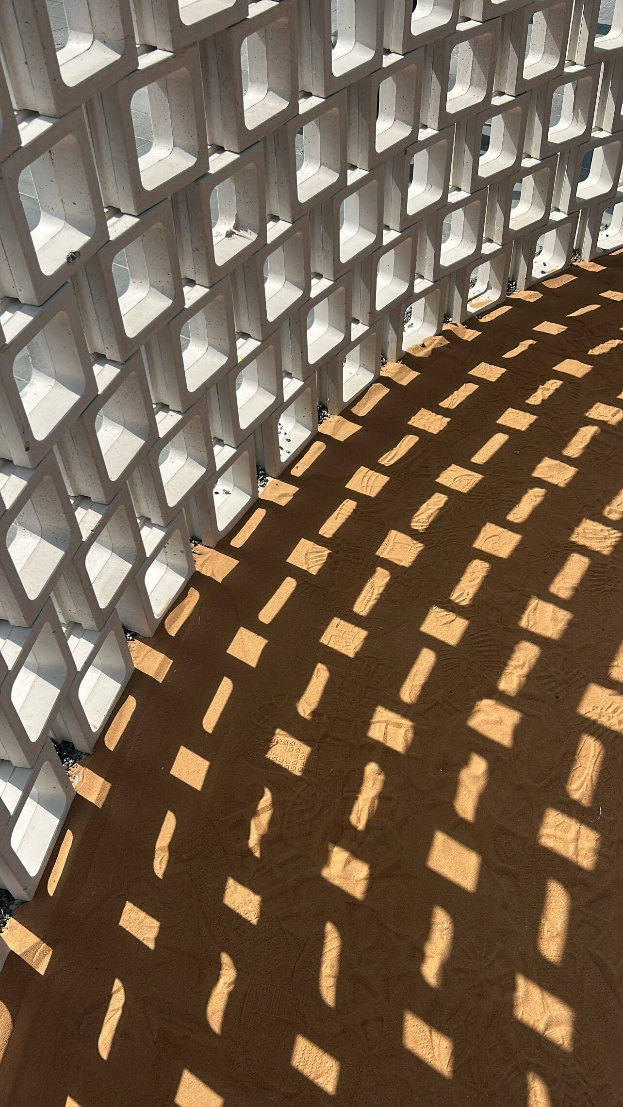 Diseñaron ladrillos de fachada que crean tramas geométricas, ideales para dejar pasar la luz justa y mantener los ambientes resguardados. Foto: Máximo Tettamanzi