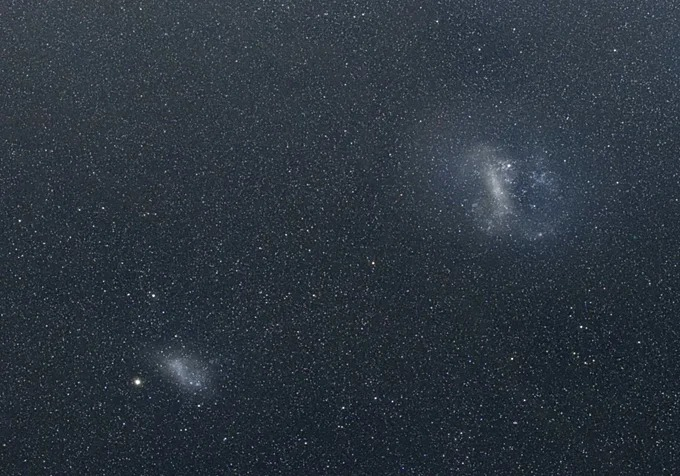 Este mosaico muestra la Gran y Pequeña Nube de Magallanes, visibles en el hemisferio sur como tenues manchas de luz. Foto: A. Mellinger/NASA