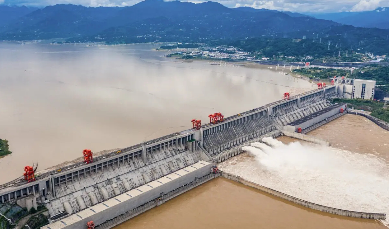 La presa de las Tres Gargantas, en la provincia de Hubei, en el centro de China, es actualmente la mayor central hidroeléctrica del mundo. Foto: AFP
