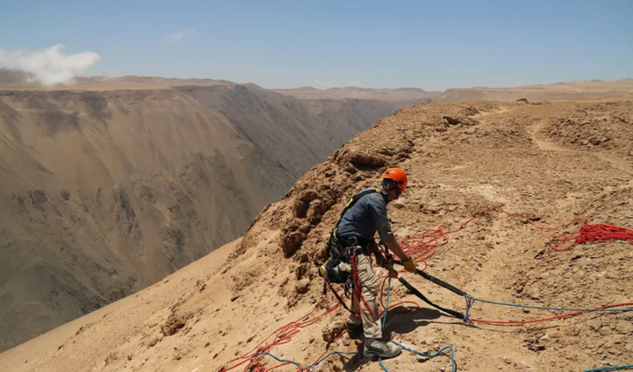 Los investigadores recolectaron guijarros de cuarzo, que resisten la erosión y el desgaste causados por el viento, en diferentes lugares del desierto de Atacama. Foto: B. Ritter-Prinz)