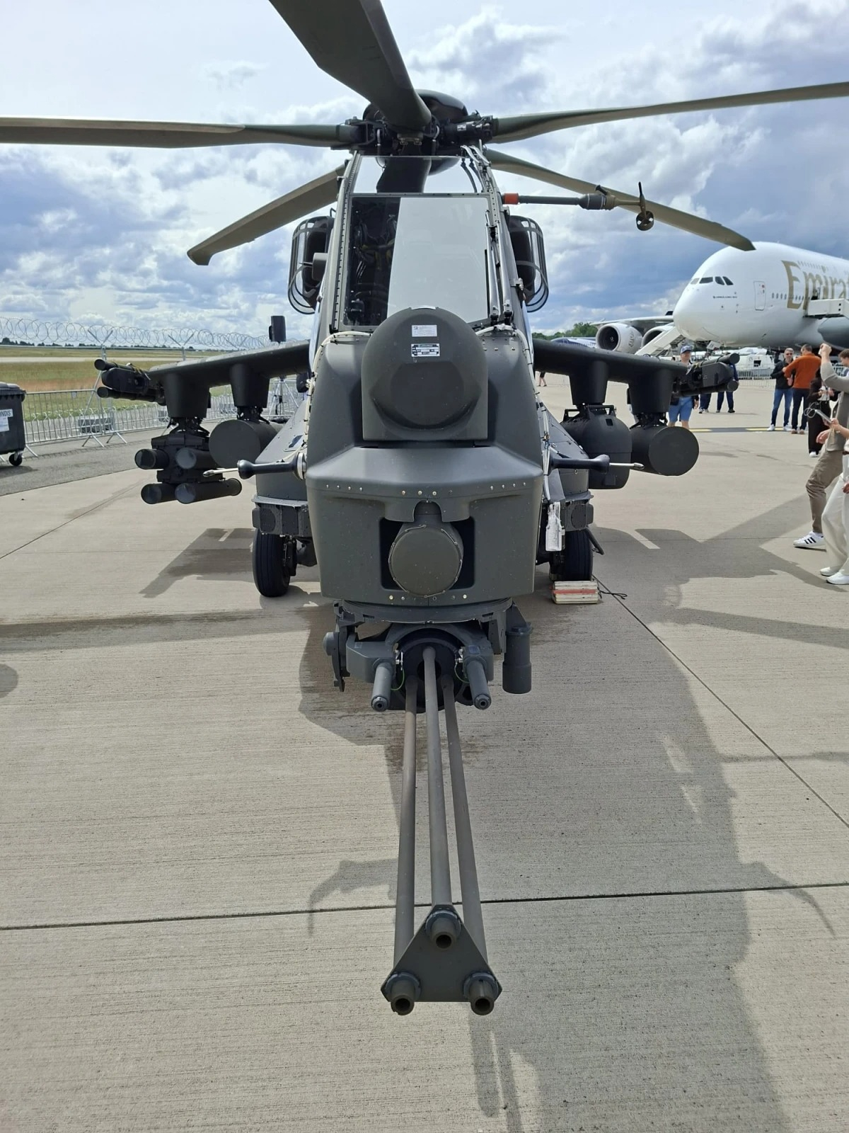 Este helicóptero destaca por su capacidad de controlar drones y operar en condiciones adversas