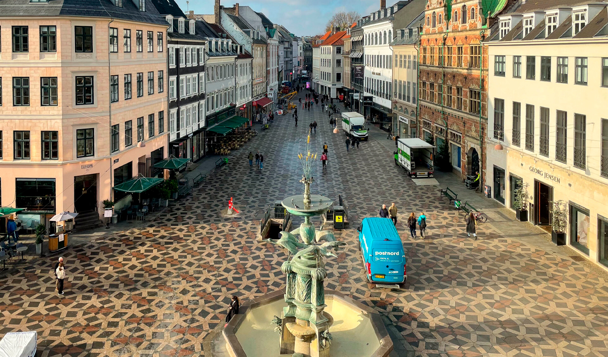 La peatonalización de Strøget, que se hizo permanente en 1964, generó un aumento del 35% en el flujo de peatones y benefició a los comercios del centro. A través de estrategias de urbanismo sostenible y zonas peatonales, Copenhague se ha consolidado como una de las ciudades más amigables para caminar