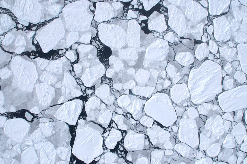A vista aérea, el hielo marino antártico sufrió una desintegración en septiembre de 2023. Foto: AAD/J. Lieser