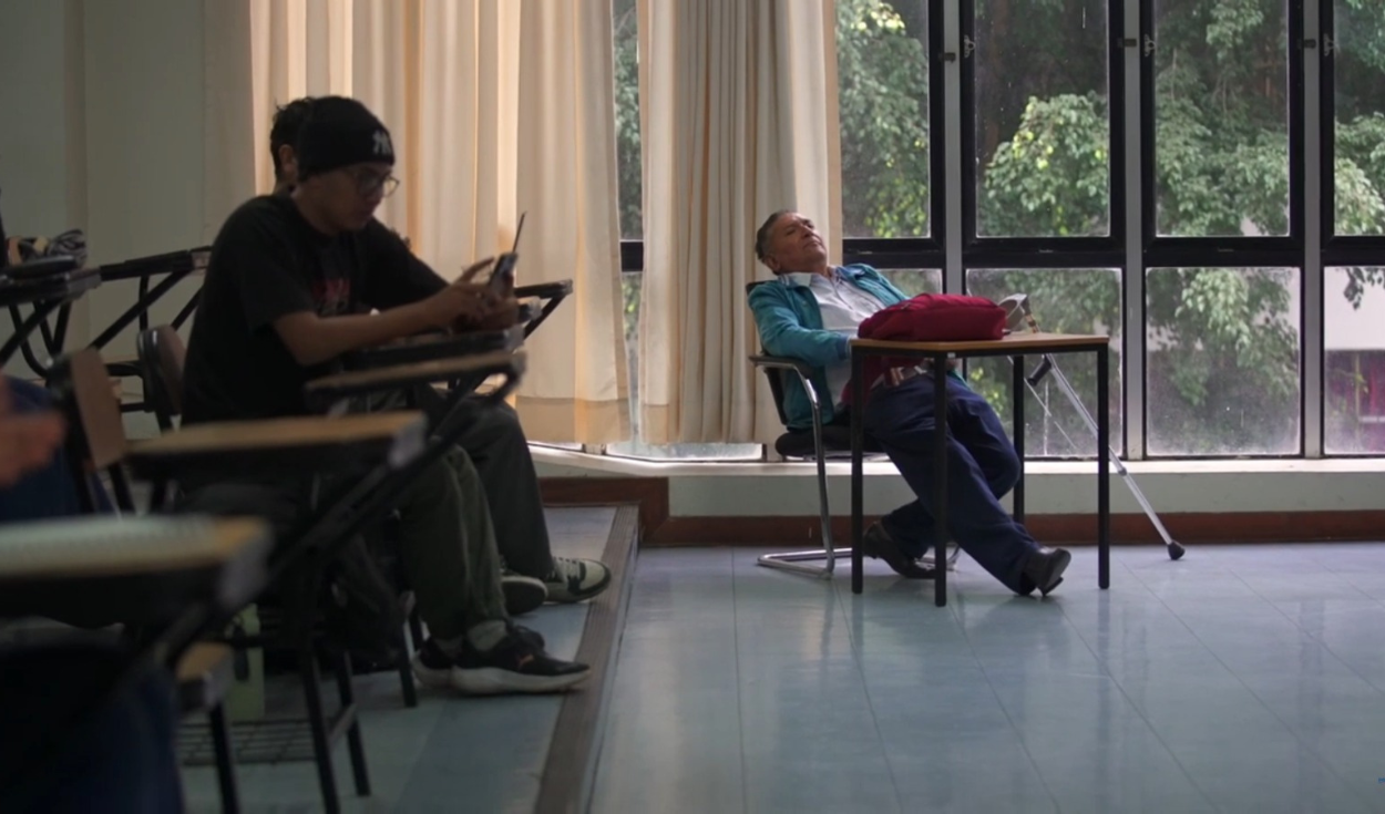 Antenor Yarihuamán, de 62 años, en una clase de la Facultad de Derecho de San Marcos. Foto: Pronabec