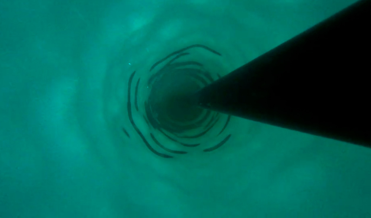 Imagen tomada bajo la capa de hielo del primer experimento chino de perforación de hielo con agua caliente en la Antártida. Foto: CMG