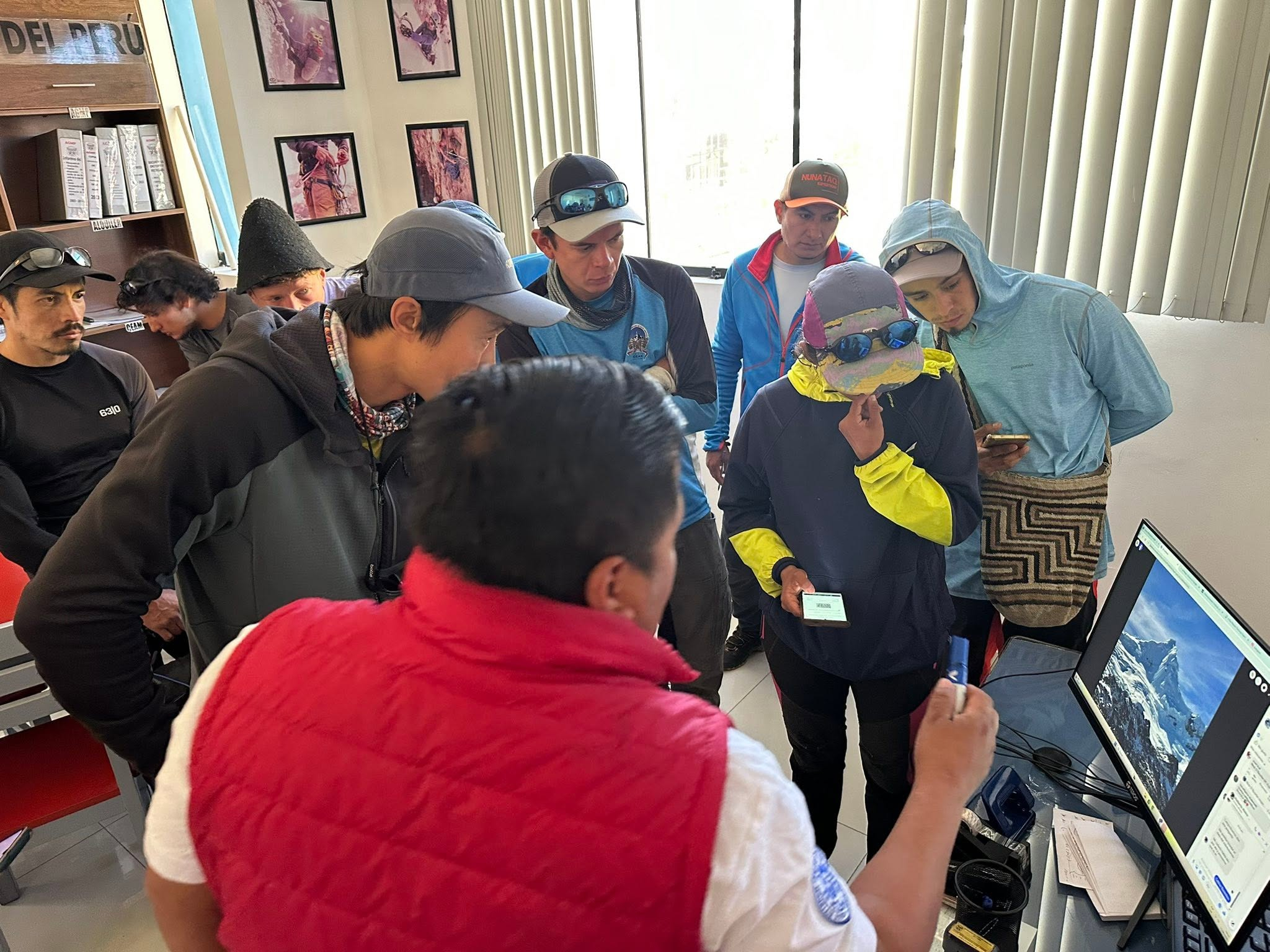 AGMP coordina rescate aéreo de montañistas en Cordillera Blanca tras emergencia por avalancha
