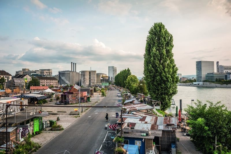 La ubicación estratégica de Basilea, a pasos de Alemania y Francia, permite a los residentes optimizar gastos y mejorar su calidad de vida, evidenciando el exitoso modelo de bienestar suizo.