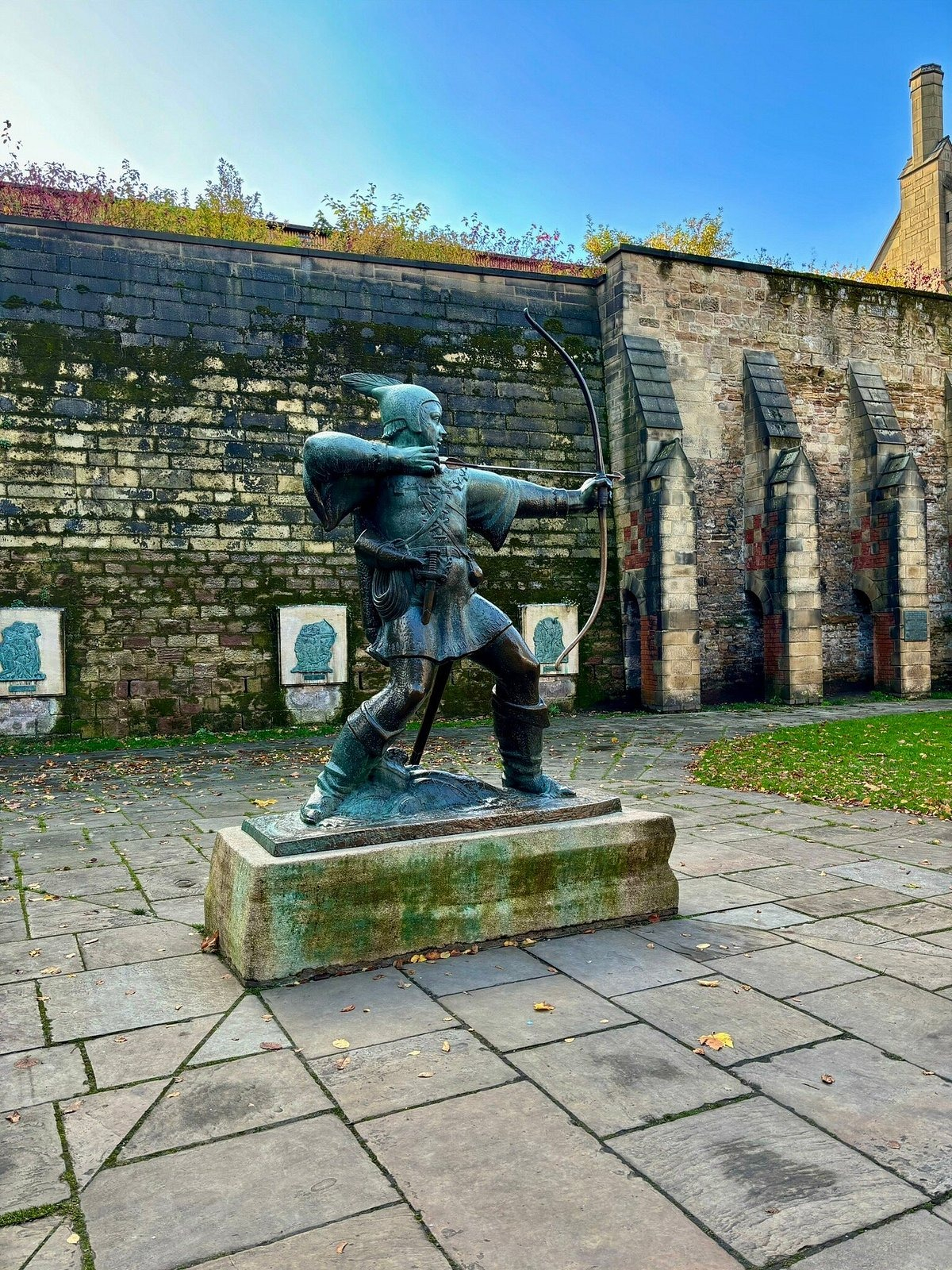 Estatua de Robin Hood es un monumento de bronce de 2.1 metros de altura situado a las afueras del Castillo de Nottingham en Inglaterra.