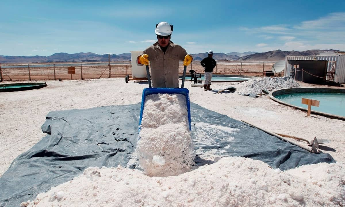 Operación de extracción o procesamiento de minerales en una zona desértica de alta montaña.