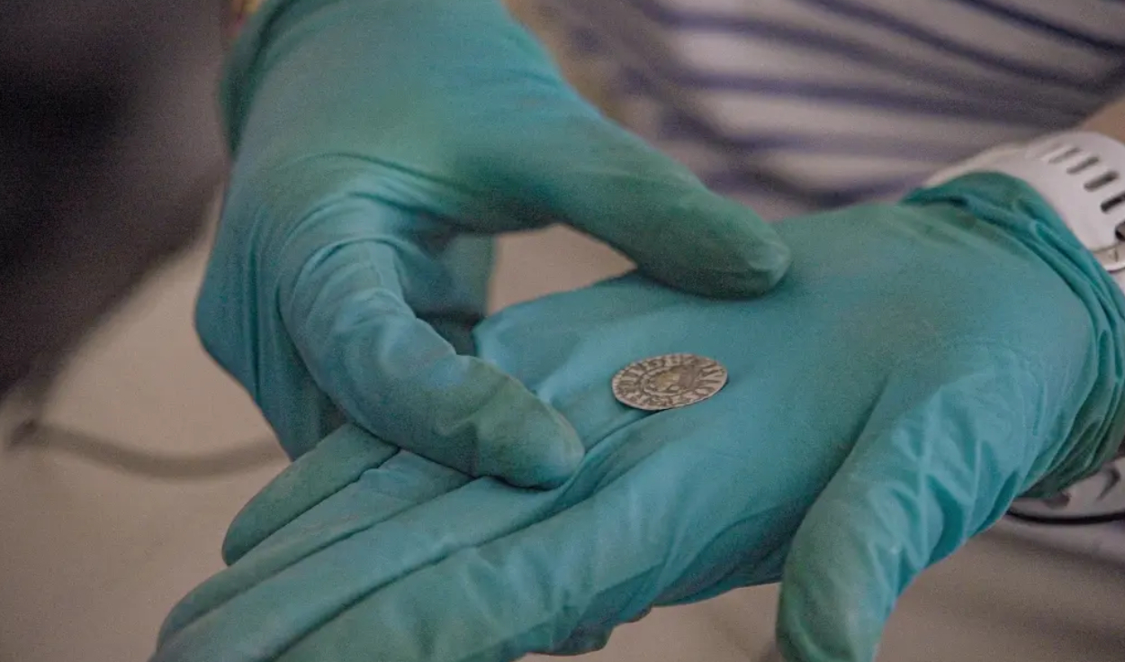 Los arqueólogos encontraron una moneda romana de 1.700 años de antigüedad. Foto: AP/Nicolas Garriga Los arqueólogos encontraron una moneda romana de 1.700 años de antigüedad.
