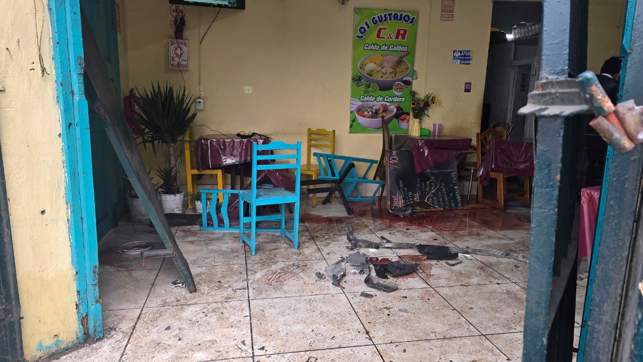 Así terminó el negocio en su interior tras el choque de vehículos