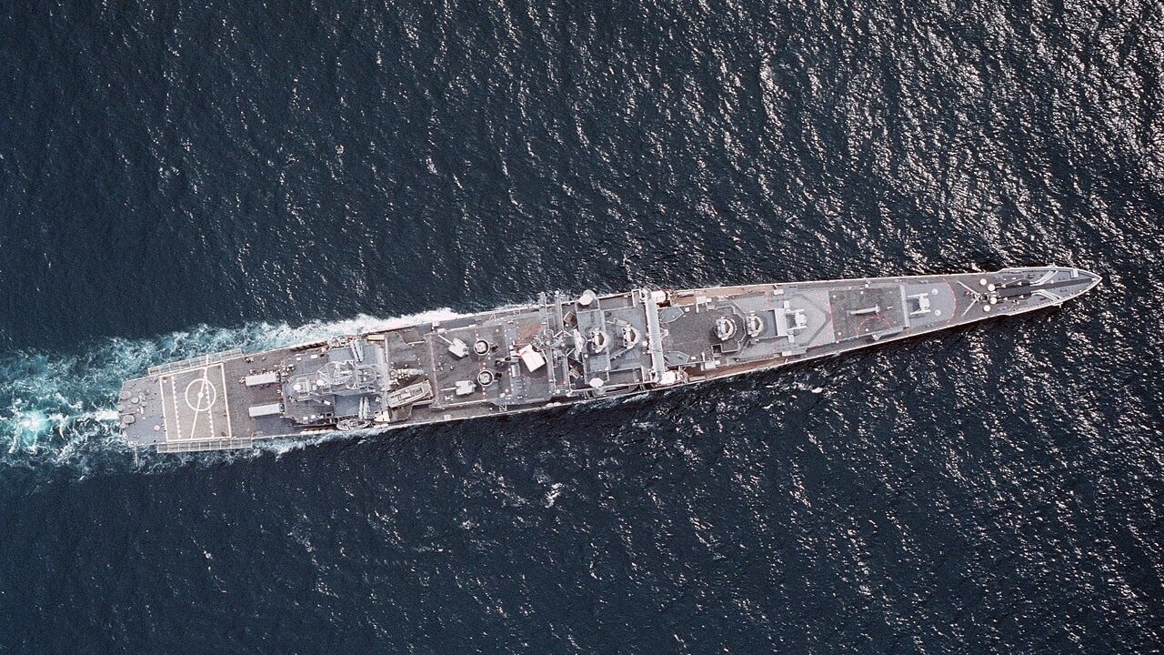 El histórico crucero, que sirvió desde 1961 y participó en conflictos bélicos, requiere procedimientos especiales para su desmilitarización y reciclaje debido a su innovadora tecnología nuclear.