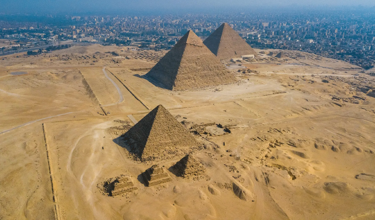 Arqueólogos descubren tumbas egipcias de 5.000 años de antigüedad que reescriben los orígenes de la arquitectura piramidal